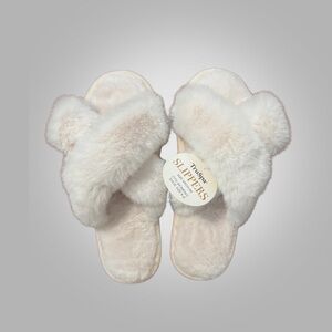 NWT TruSpa Faux Fur Crisscross Slide Slippers Cream